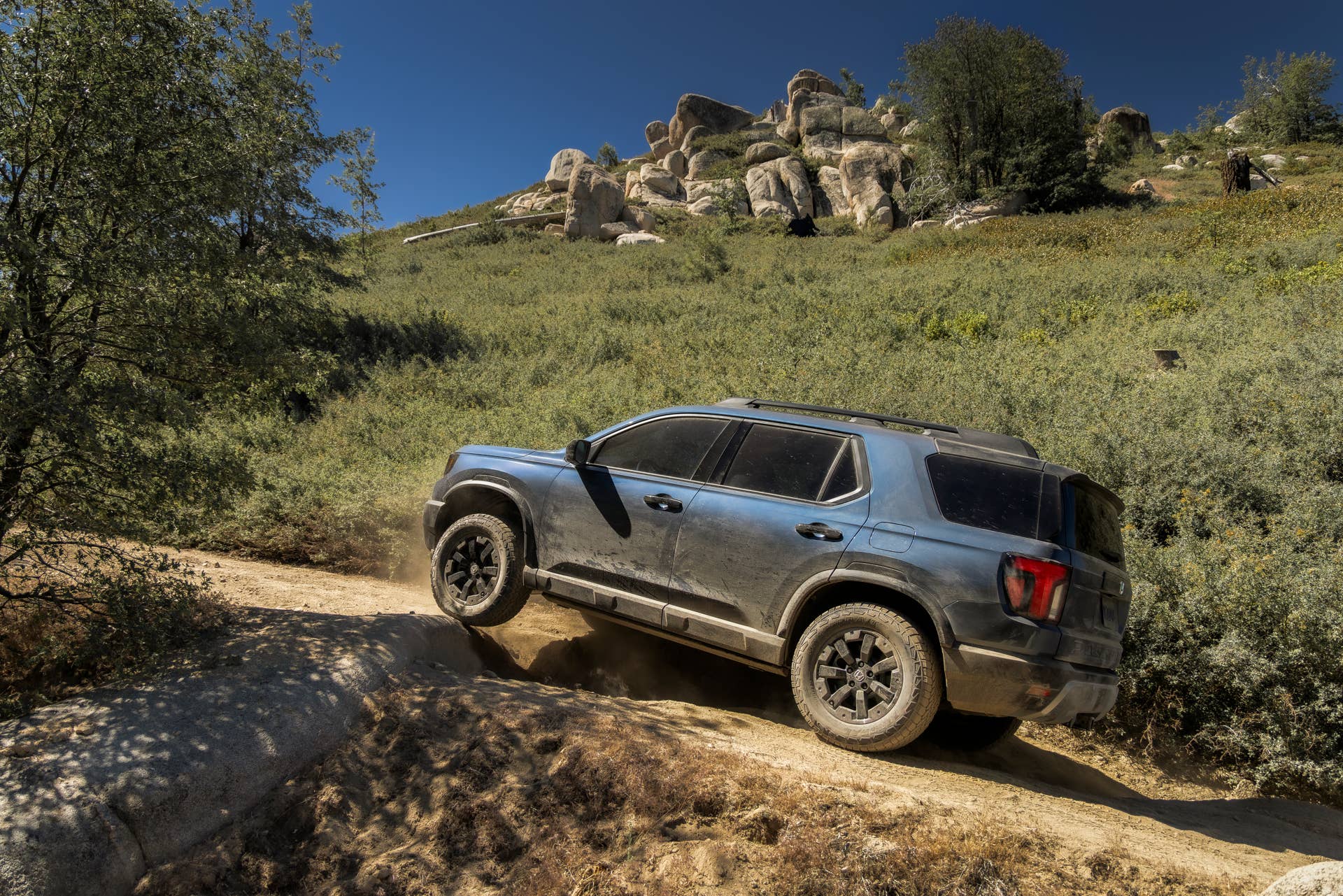 2027 Honda Passport TrailSport traseira 3/4